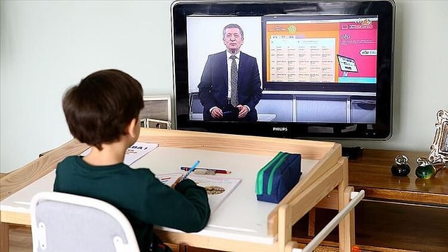 4. Evde bir uzaktan eğitim köşesi kurun.