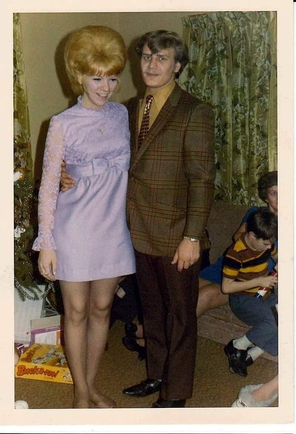 12. «Мои дядя и тётя — 18 и 19 лет — готовятся к семейному празднику в 60-х»