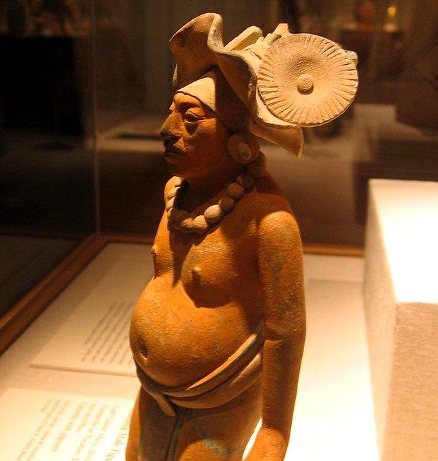 8. Mayaların yüzlerini ve vücutlarını geometrik şekillerle örtme geleneği vardı. Vücutta ne kadar çok dövme varsa o kişinin o kadar cesur olduğuna inanılıyordu çünkü bu işlemi uygulamak çok acı vericiydi ve bu işlemden sonra insanlar hasta oluyorlardı.