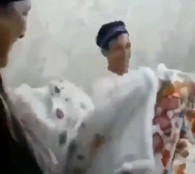 Yatağa atılan gelin ile damat ardından ise yorganı üzerine çekiyor.