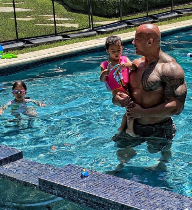 'The Rock' yani Dwayne Johnson, kendisi dışında hem eşinin hem de 2 kız çocuğunun da Covid-19 testinin pozitif çıktığını söyledi.