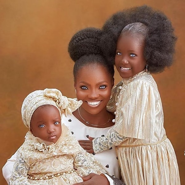 Однако ей пришлось столкнуться с некоторыми трудностями. После рождения второго ребенка реакция ее мужа резко изменилась, и Рисикат получила такую же реакцию со стороны семьи мужа.