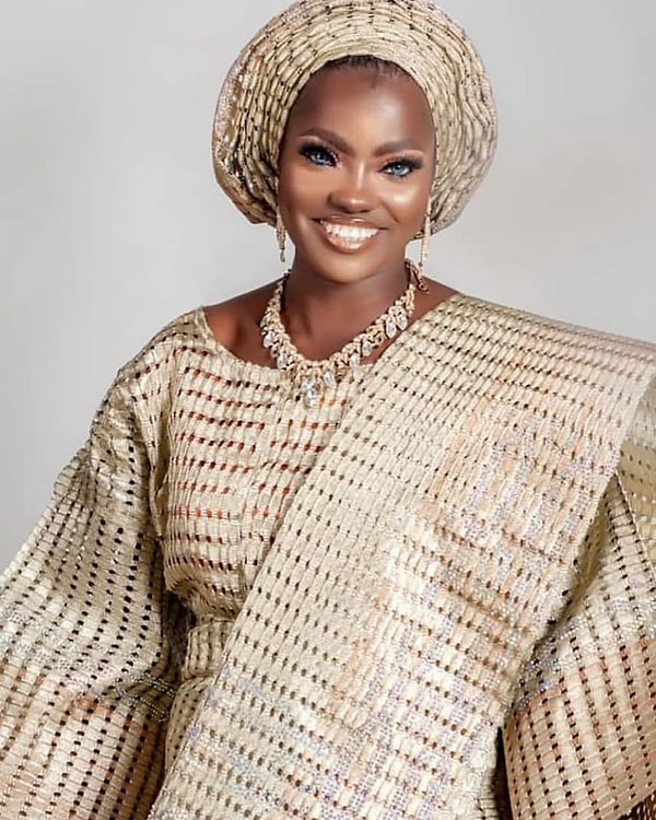 Смеясь перед камерами, Рисикат, кажется, прощает мужа.