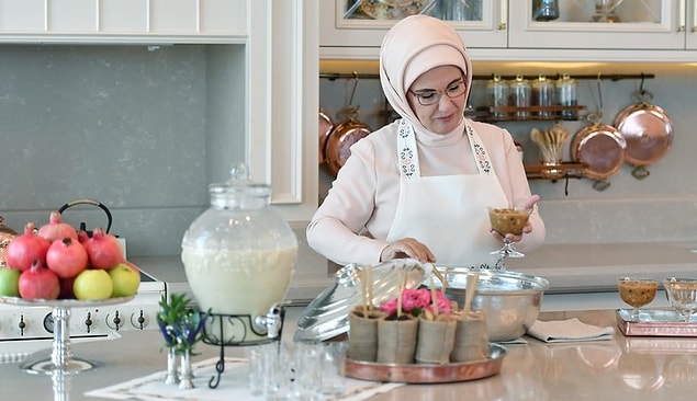 O yorgunlukla haydeeee mutfağa girip akşam saat 11’de gözlerim kapanarak yemek hazırlıyorum. Hadi eve gelince sürekli yemek yemek diye peşime düşmelerini bir kenara koyuyorum. Beni, işteyken arayıp “Ben ne yiyeceğim, açım. Akşama yemek yapacak mısın?” demelerini sindiremiyorum!