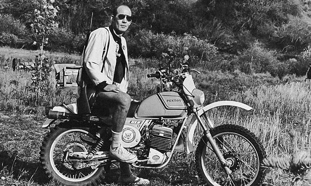 Amerika'ya döndükten sonra tam da kendine yaraşır bir çılgınlık yapıp dönemin en tehlikeli motorsiklet çetesi olan Cehennem Melekleri'nin arasına sızdı.