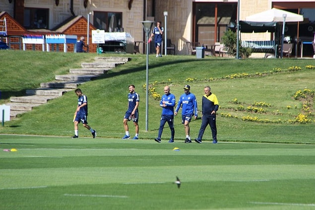 Fenerbahçe kendisine ait Düzce Topuk Yaylası'ndaki tesislerde sezona hazırlandı. Çaykur Rizespor da kamp çalışmalarını burada tamamladı.