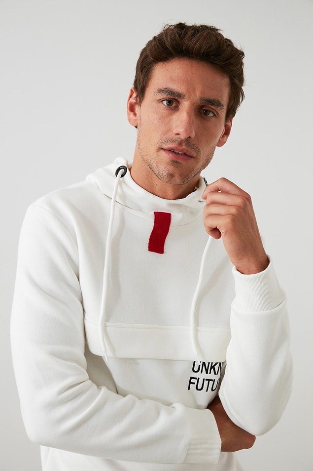 3. Siyah renk seçeneği de bulunan sweatshirt sonbaharda vazgeçilmez parçanız olmaya aday.