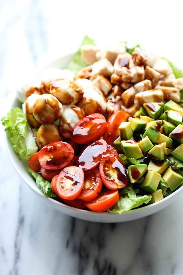 1. Enerji deposu: Tavuklu avokado salatası