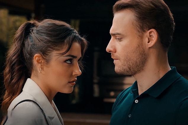 Sen Çal Kapımı dizisinin başrollerinde Hande Erçel ve Kerem Bursin var. Yazın en çok izlenen dizisiydi, sezonda da başarılı olacak mı göreceğiz dedik.