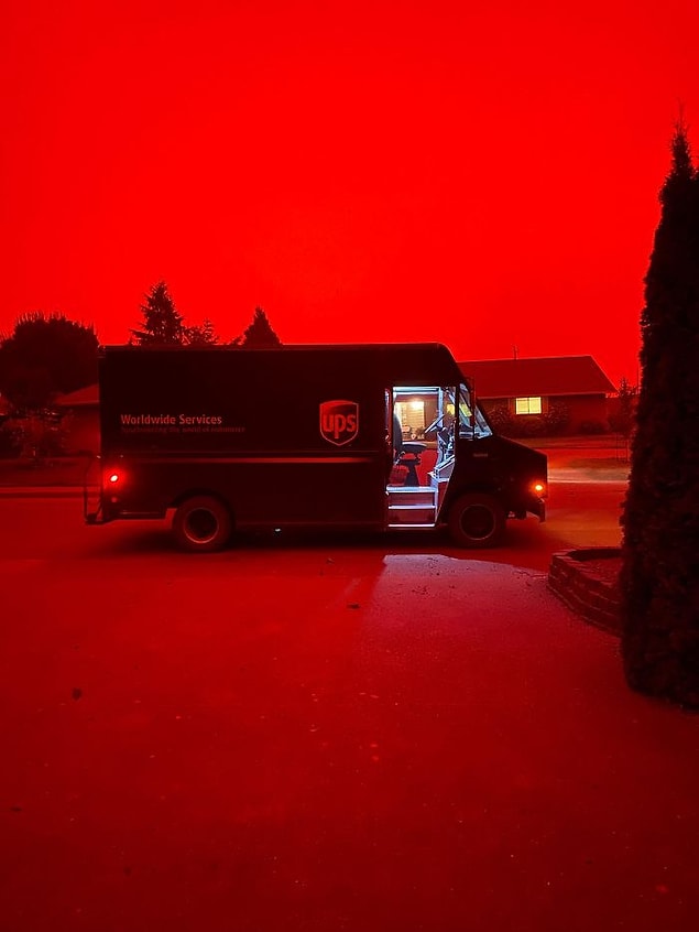 4. Bu yangınlar devam ederken, San Francisco kenti turuncu renge büründü.