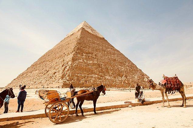 Tahıl depolarının yanı sıra bazı tarım toplulukları piramitler gibi anıtsal yapılar da inşa ettiler.