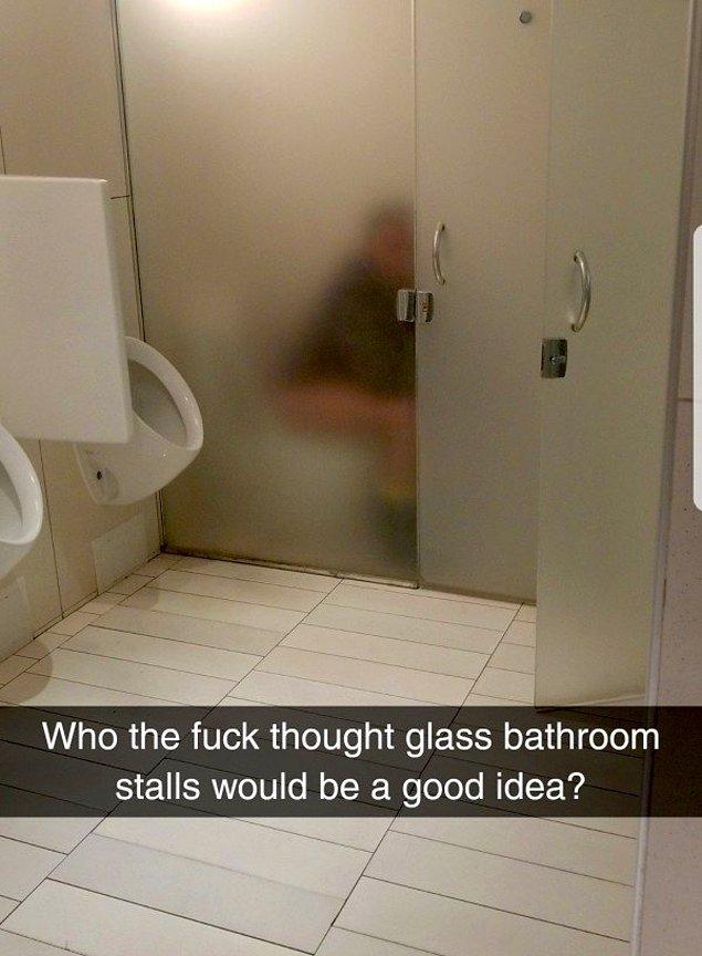 9. "Kim cam bir tuvalet bölmesinin iyi bir fikir olabileceğini düşündü acaba?"