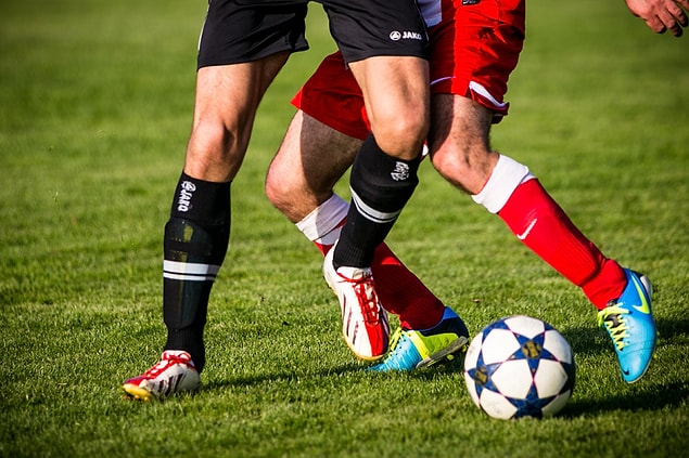 2. Bir futbol maçında futbolcular ortalama 11 km koşar.