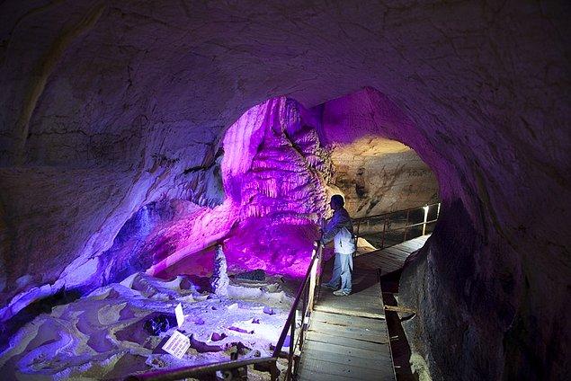 Mağara içerisinde tavan yüksekliğinin 65 metreye çıktığı alanlar var.