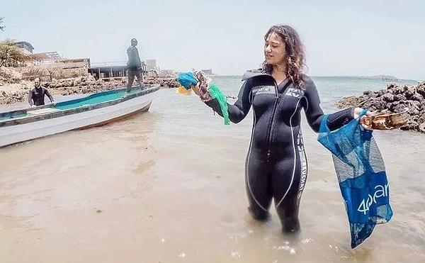 "Fotoğrafta gördüğünüz kişi Joanna, Senegalli en ünlü ekolojistlerden biri olan Haidar-el-Ali'nin kızı. Haftada bir kez tüplü dalış gezileri düzenliyor ve denizin dibinden plastik ve naylon ağlar topluyor. Elbette bu faaliyetler okyanustaki tüm plastiği çıkarmayacak, ancak bu soruna oldukça dikkat çekecektir."