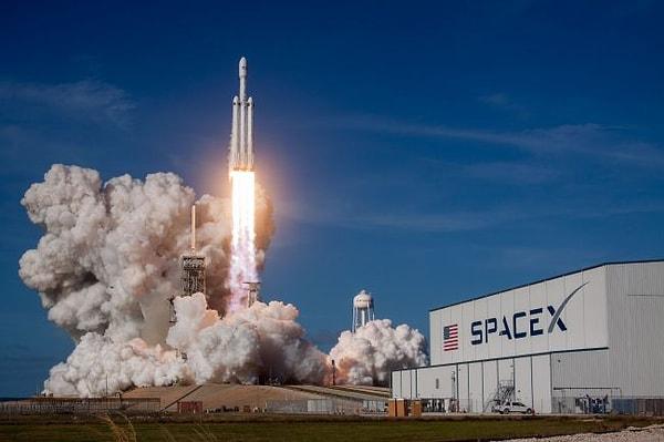 21 Aralık 2015’te SpaceX’e ait bir roket dikine yumuşak iniş yapmayı başardı.