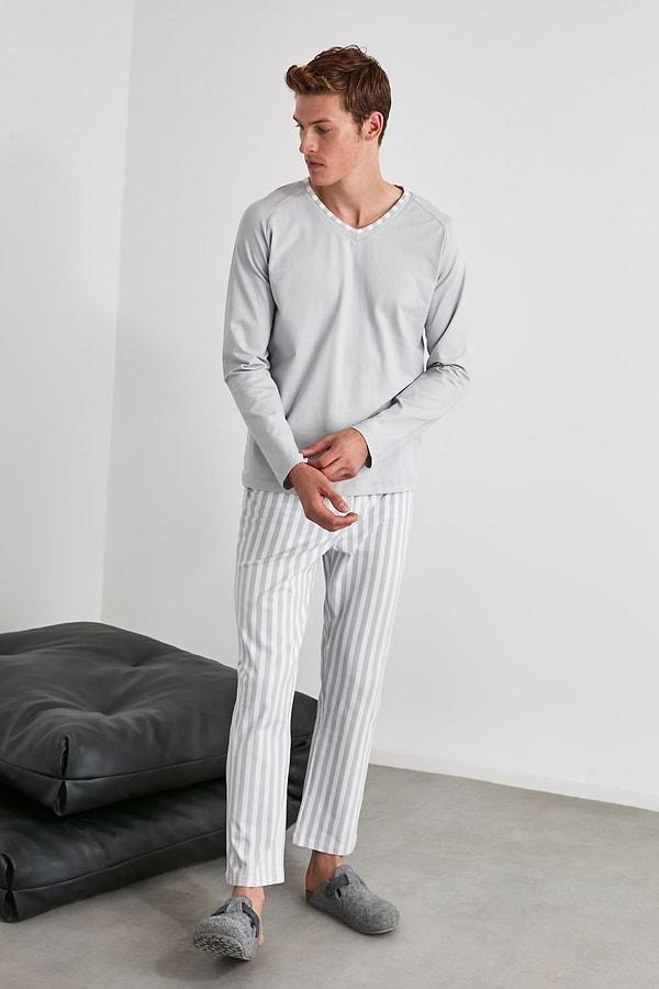 3. Çizgili pijama takımlarına modern bir dokunuş. Erkekler beğenir mi bilmem ama benim gözümden gerçekten harika bir pijama takımı.