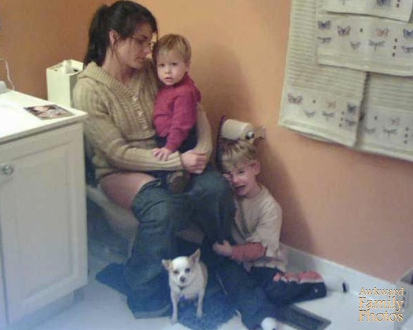 4. У моей мамы в доме на стене висит эта фотография, чтобы все могли ее увидеть. Она присылает мне ее в каждый день матери. "Это я, когда мои дети были маленькими. Очевидно, я была очень нужна им и собаке, пока сидела на туалете"
