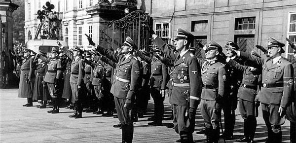 Tam bir cani olmasına rağmen Reinhard Heydrich isteklerini saklayabiliyordu. En genç Nazi yöneticilerinden olan Heydrich, her zaman üstlerinin arkasında yer almaktaydı.
