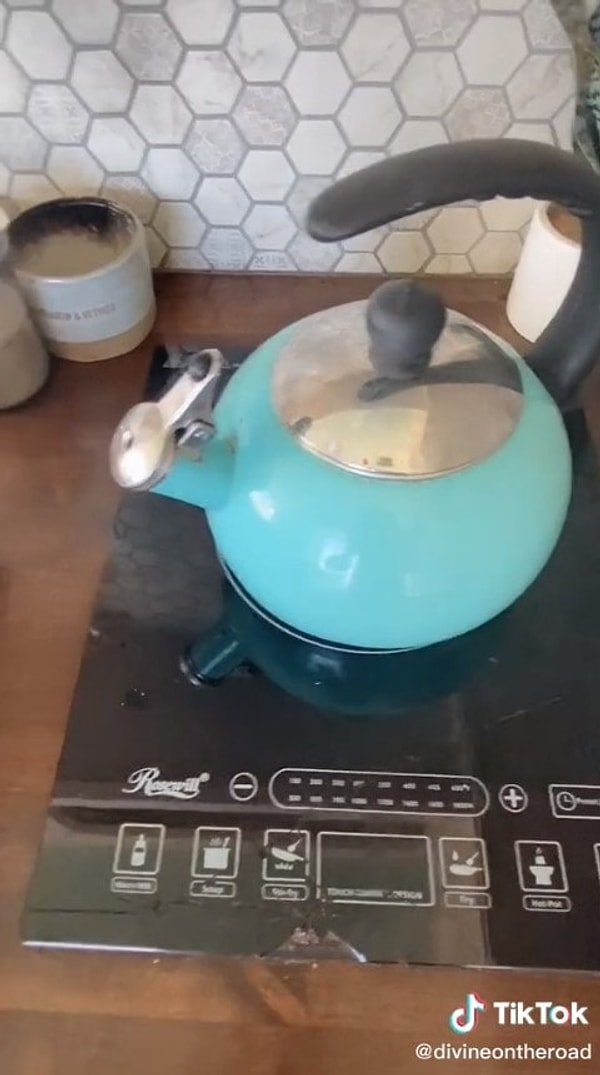 Красивая плита тоже сломалась, поэтому пришлось купить менее фотогеничную, но зато практичную замену: