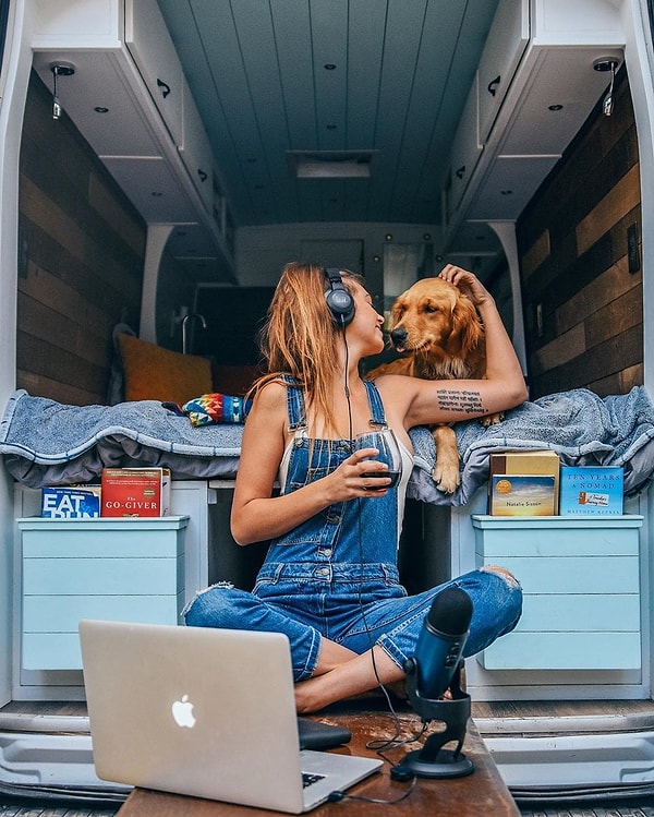 Из Инстаграма кажется, что кроме любования природой она ничего не делает