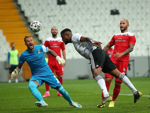 Beşiktaş, 33. dakikada Necip Uysal'ın asistinde Cyle Larin'in kafa vuruşuyla 1-0 öne geçti.