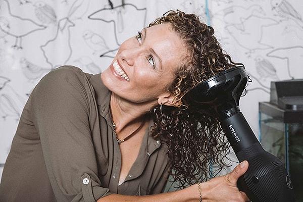 Saçı kendi halinde kurumaya bırakmak en doğrusu, ancak kış aylarında düşük ısıda olmak şartıyla saç kurutma makinesi kullanabilirsiniz.
