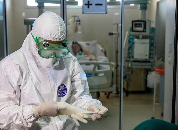 Sağlık çalışanları hastaları iyileştirirken kendilerini de virüse karşı korumaya çalışıyor. Siperlik, özellikli maske, tulumlar, koronavirüs savaşçılarının en önemli silahları.