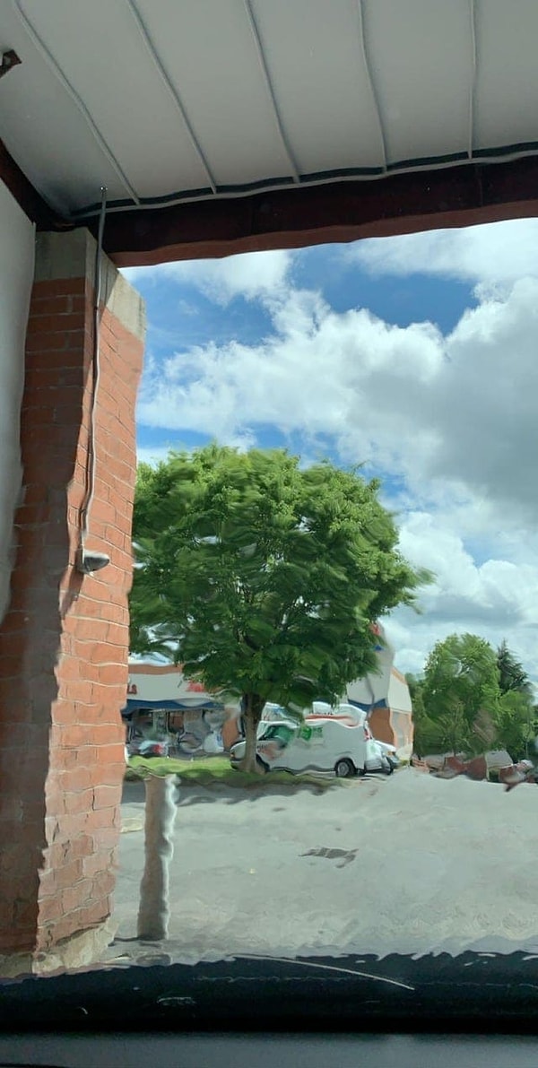 13. Если сделать фотографию через лобовое стекло во время мытья автомобиля, мир превратится в картину