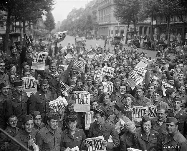 5. Askerler İkinci Dünya Savaşı'nın bitişini kutluyor.