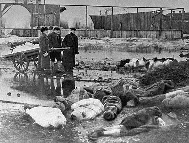 12. Leningard Kuşatması'nın ardından hayatını kaybedenleri gömen üç adam.
