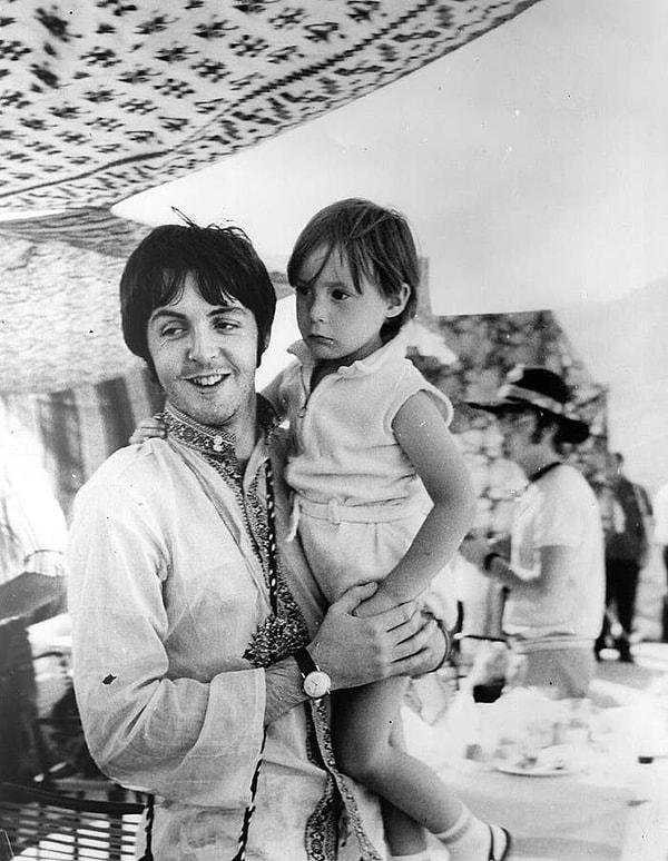 4. Paul McCartney, "Hey Jude" isimli şarkıyı John Lennon'un oğlu Julian'ın kendisini iyi hissetmesi Için yazmış.