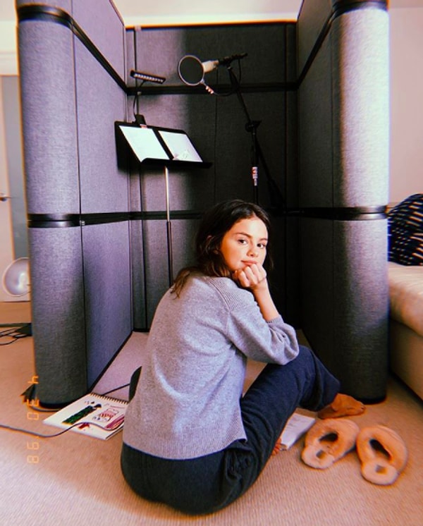 Гомес, внешность которой за это время немного изменилась, закрыла все аккаунты в социальных сетях.