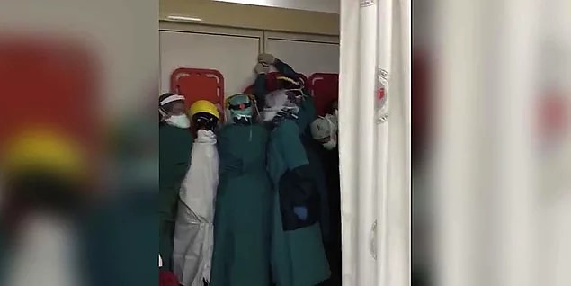 1. Saldırıya uğrayan sağlık çalışanlarının sedyelerden barikat yaparak kendilerini korumaya çalışması...