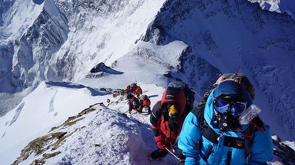 3. Everest'te zirveye ulaşmak için gideceğiniz son bölge Gökkuşağı Vadisidir ancak buraya ulaştığınızda soğuktan dolayı birçok dağcının hayatını kaybettiğine şahit olursunuz.