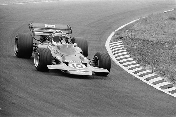 13. 1972'ye kadar Formula 1'de emniyet kemerleri zorunlu değildi. Sürücüler, o tarihe kadar çarpışma anında araçtan fırlamanın daha iyi olduğunu düşünüyordu.