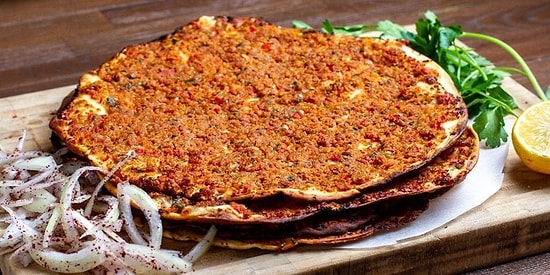 Lahmacun Tarifi: Uzmanların Her Öğün Yiyebilirsiniz Dediği Lahmacun Nasıl Yapılır?