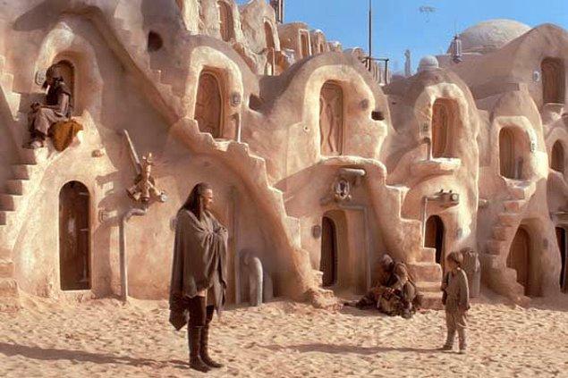 Star Wars serisinin bir filminde karşımıza çıkan bu yer film için yapılmış bir set değil, 5.yüzyıldan beri insanların yaşadığı bir kasaba!