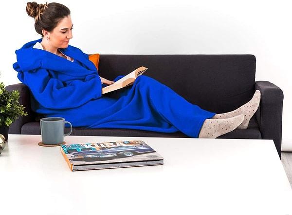 8. Giyilebilir battaniyeler özellikle oturma odanızda zaman geçirirken üşümemeniz için harika bir seçenek.