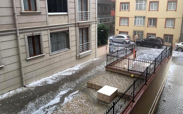 İstanbul'da dolu ve sağnak yağışın ortaya çıkardığı görüntüler 👇