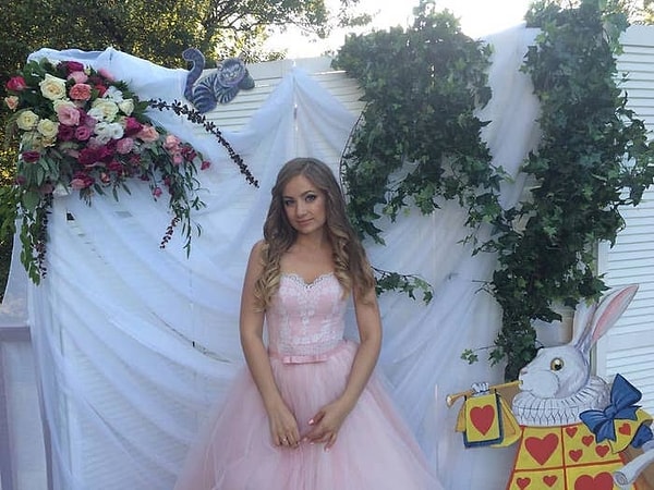 1. На фотографии Оксана на своей свадьбе, посвященной Алисе в стране чудес.