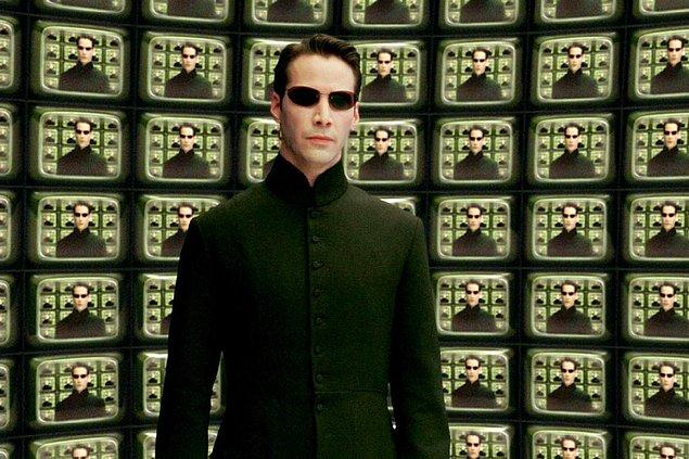 3. Eğer biz aslında bir simülasyondaysak hatta bizzat Matrix’in içindeysek; Matrix filmleri insanların Matrix’te olma ihtimaline karşı ne tepki vereceğini ölçen bir sosyal deney değil midir?
