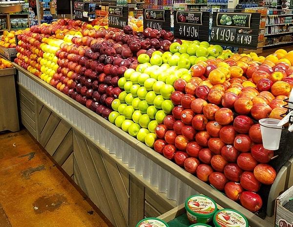 11. "Mahalle marketindeki elmalar."