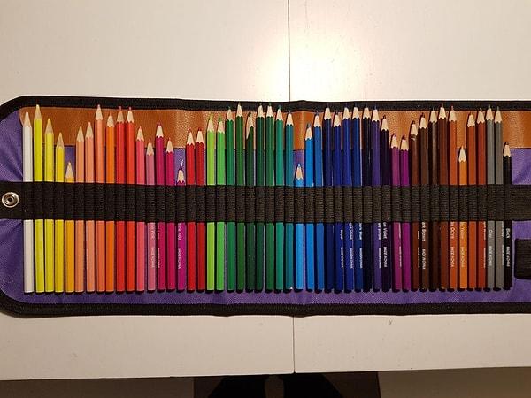 22. "Kızımın hizalanmış renkli kalemleri."