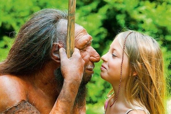 13. Soldaki gerçek bir insan değil, binlerce yıl önce yaşamış atalarımız neandertallerin bir kopyası.