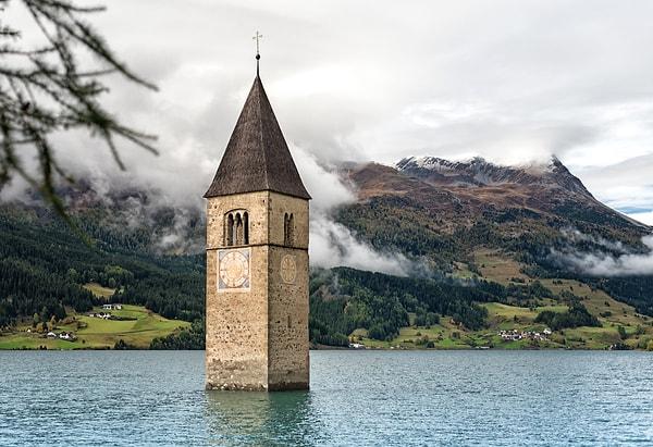 Sıkı durun! Tam 7 yüzyıldır ayakta duran bu çan kulesi 80 yıl önce İtalya'nın Güney Tirol bölgesinde yapılan Reschen baraj gölünün ortasında kalmış. Kışın göl donduğunda kuleye yürüyerek gitmenin ise keyfi bambaşkaymış.