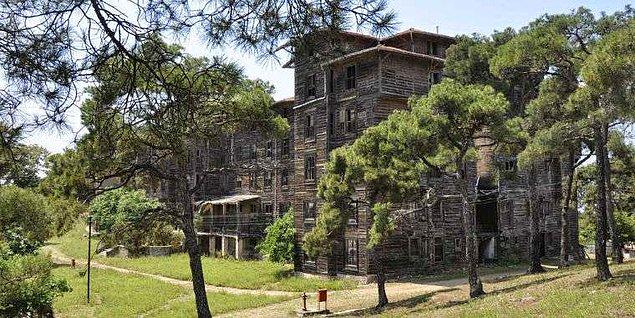 Aslında bir otel olan Büyükada'daki Rum Yetimhanesi, binayı satın alan Zarifi Hanım ve Sultan Abdülmecit'in girişimleriyle 1903'te yetimhane olarak açılsa da 1964 yılında kaderine terk edilir.