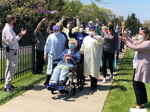 7. «Сегодня мою 85-летнюю бабушку выписали домой».