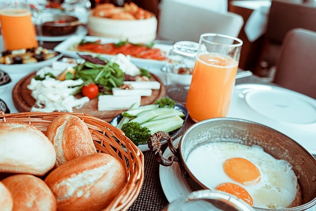 Kahvatlıdan başlar, 3 öğün + arada meyve yerim.