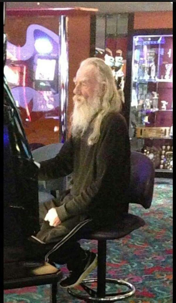 14. "Gandalf'ın ikizini poker makinelerinde oynarken gördüm."